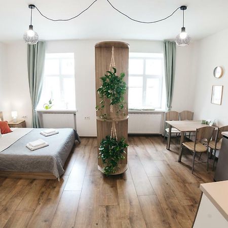 "Green Oasis Apartment" Lviv Exterior photo